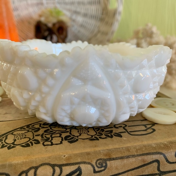Vintage Milk Glass Bowl 🪿 - Picture 8 of 9